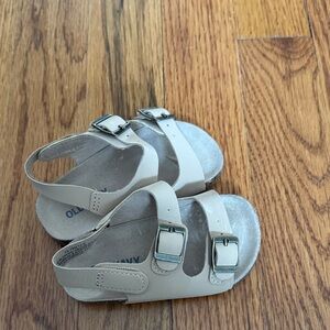 Old navy baby sandals SIZE 12-18m